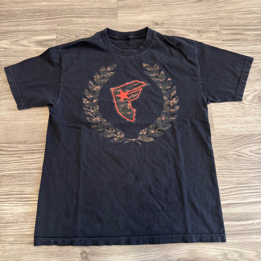 Vintage Y2K Famous Stars and Straps Black Graphic T-Shirt Laurel Wreath Medium